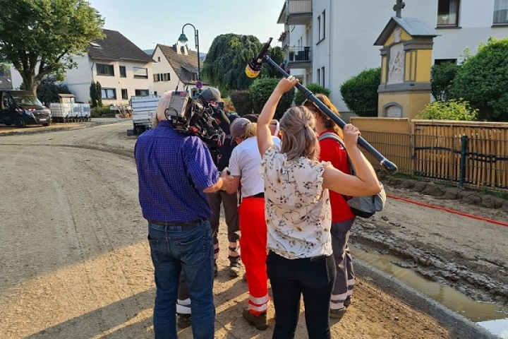 In Begleitung eines Kamerateams im Hochwassergebiet